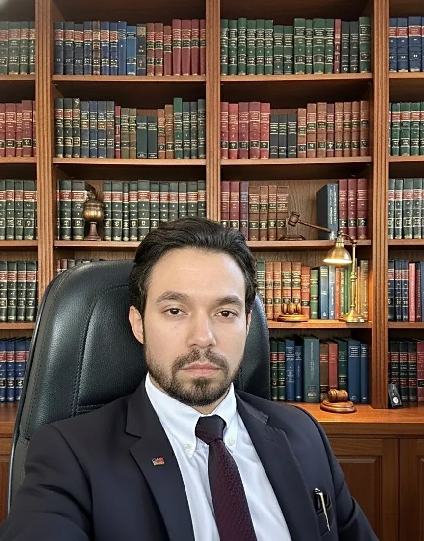 Dr. Marcio Rogério Valim, advogado criminalista, em seu escritório